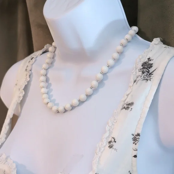 Timeless White Beaded Necklace with Vintage Elegance - Picture 2 of 7
